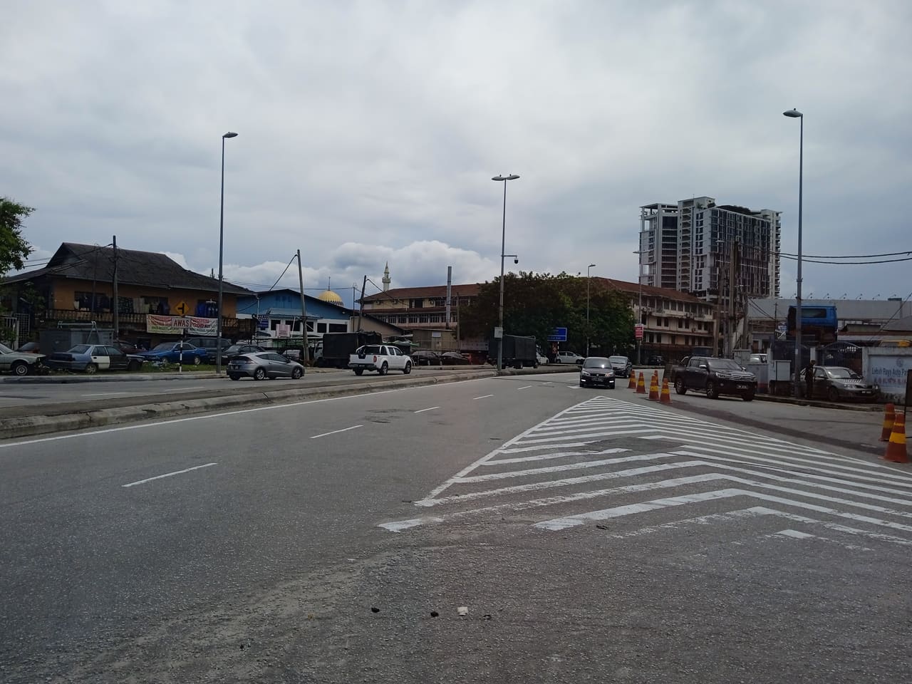 泗岩沫路街景，路旁是住家与店屋