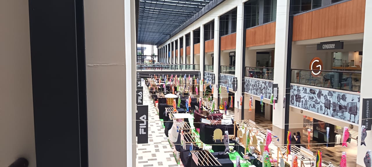 Publika 商场中庭的店铺与摊位